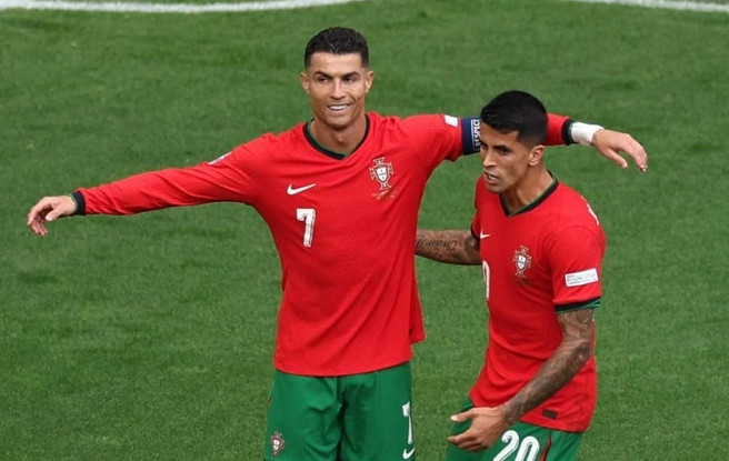 Ronaldo lại lập kỷ lục Euro, fan phấn khích: Gừng này thật sự quá cay rồi! - Ảnh 1.