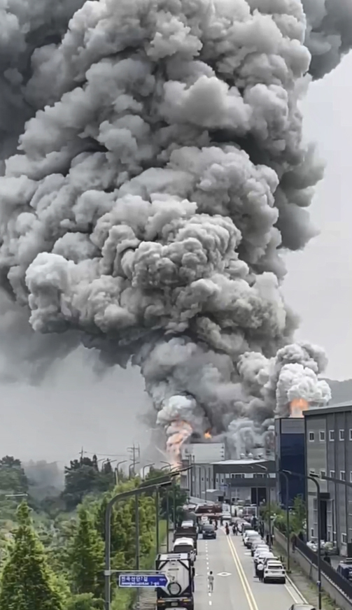 35.000 cục pin phát nổ hàng loạt gây cháy lớn tại nhà máy Hàn Quốc, hàng chục thi thể được đưa ra khỏi hiện trường - Ảnh 4.