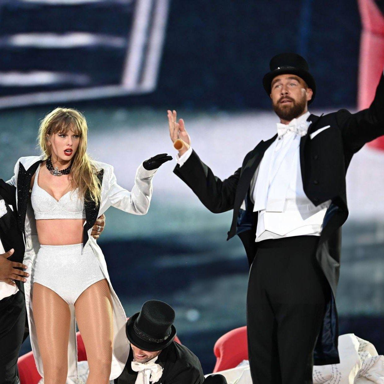 Taylor Swift được Travis Kelce bế và trang điểm ngay trên sân khấu