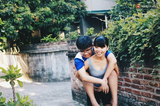 Gặp lại người chị 40kg cõng em trai 60kg đến trường ở Hà Nội: Vừa nuôi em vừa nuôi con trai khiếm thị với mức lương chỉ 3 triệu đồng - Ảnh 2.