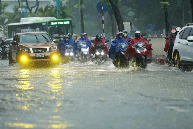 Hà Nội: Nhiều khu vực đang mưa lớn, cảnh báo rủi ro thiên tai do lốc, sét, mưa đá cấp độ 1 - Ảnh 1.