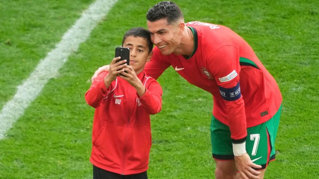 Fan nhí tiết lộ âm mưu đột nhập, vượt hàng rào an ninh và tiếp cận Ronaldo - Ảnh 5.