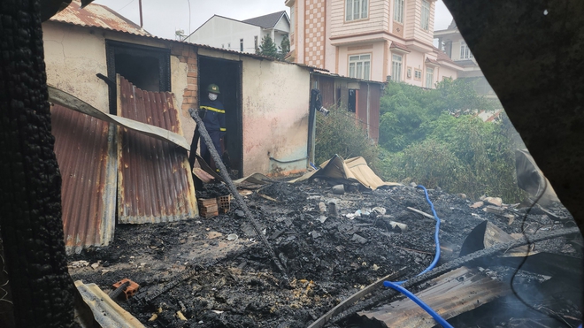 Hiện trường tang thương vụ cháy khiến 3 anh em tử vong ở Đà Lạt: Các cháu về thăm bà ngoại dịp hè - Ảnh 4.