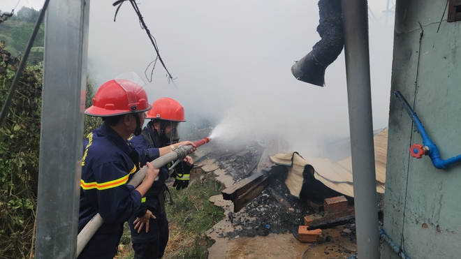 Hiện trường tang thương vụ cháy khiến 3 anh em tử vong ở Đà Lạt: Các cháu về thăm bà ngoại dịp hè - Ảnh 1.