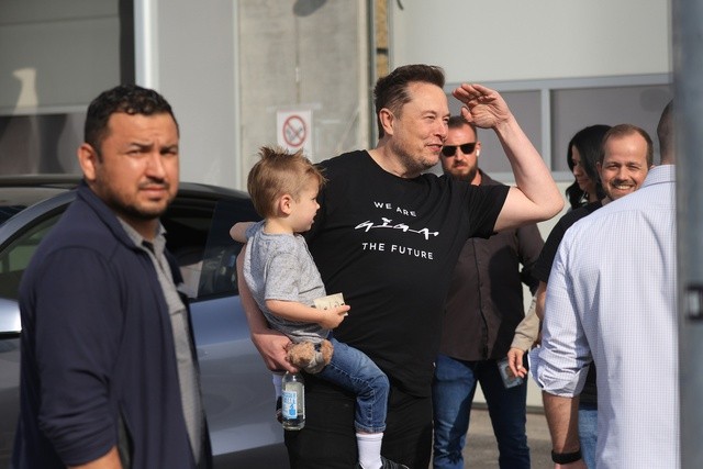 Cố hết sức giải quyết khủng hoảng dân số, Elon Musk chào đón người con thứ 12 - Ảnh 1.