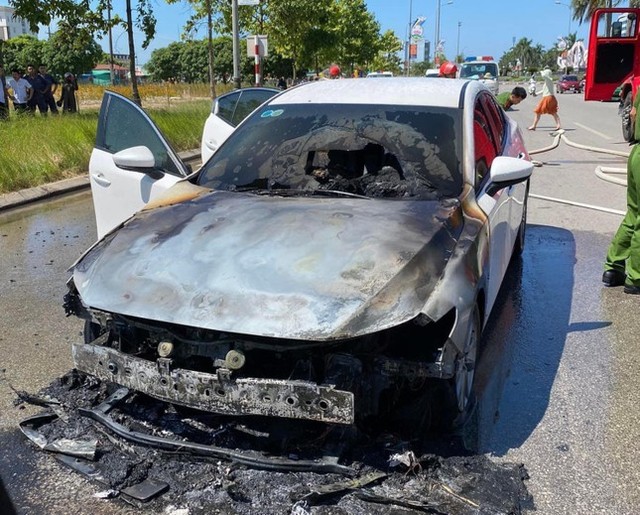 Chủ xe Mazda bốc cháy giữa đường ở Hà Tĩnh: Tôi không có lỗi gì, đại lý phải đền cả chiếc xe - Ảnh 2.