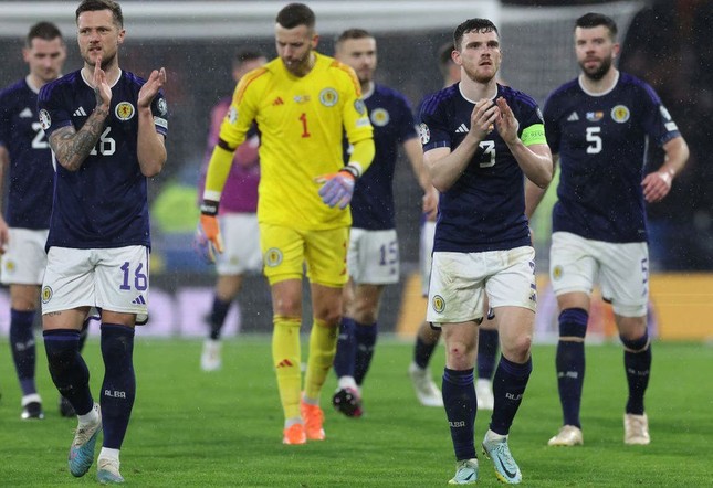 Xui xẻo như CĐV Scotland: Đội nh&agrave; bị loại &ecirc; chề, h&agrave;ng trăm người bị lừa khi sang Đức xem EURO - Ảnh 2.