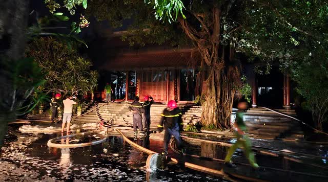 Cháy lớn chùa Thuyền Lâm (TP Huế) trong đêm, nhiều đồ đạc bị thiêu rụi - Ảnh 4.