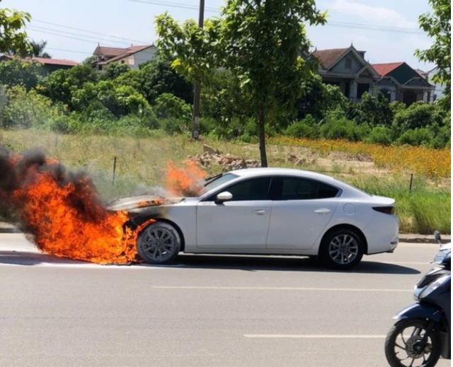 Chủ xe Mazda bốc cháy giữa đường ở Hà Tĩnh: Tôi không có lỗi gì, đại lý phải đền cả chiếc xe - Ảnh 1.