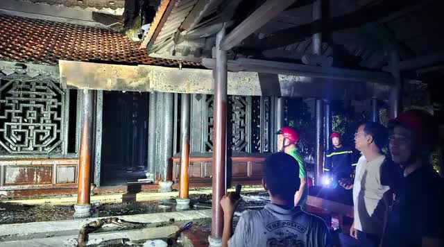Cháy lớn chùa Thuyền Lâm (TP Huế) trong đêm, nhiều đồ đạc bị thiêu rụi - Ảnh 2.
