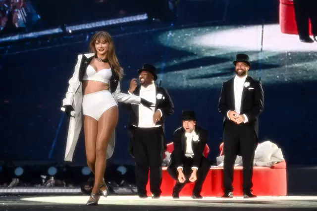 Taylor Swift được Travis Kelce bế và trang điểm ngay trên sân khấu The Eras Tour, fan so sánh: Đấy là điều Joe Alwyn không làm được - Ảnh 2.