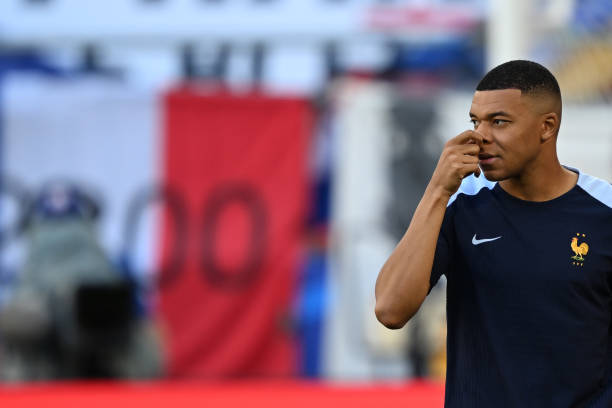 Trực tiếp Ph&aacute;p vs Ba Lan: Ng&ocirc;i sao mặt nạ Mbappe đ&aacute; ch&iacute;nh - Ảnh 2.