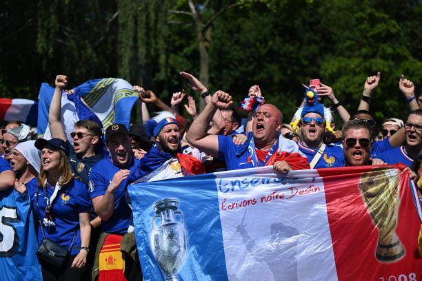 Trực tiếp Ph&aacute;p vs Ba Lan: Ng&ocirc;i sao mặt nạ Mbappe đ&aacute; ch&iacute;nh - Ảnh 1.