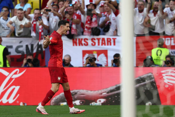 Trực tiếp Ph&aacute;p vs Ba Lan: V&Agrave;O!!! B&aacute;o thủ xuất hiện! Lewandowski lập c&ocirc;ng! - Ảnh 2.