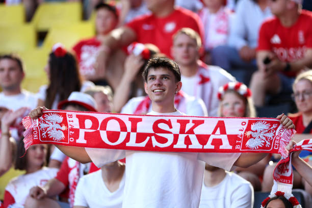 Trực tiếp Ph&aacute;p vs Ba Lan: Ng&ocirc;i sao mặt nạ Mbappe đ&aacute; ch&iacute;nh - Ảnh 2.