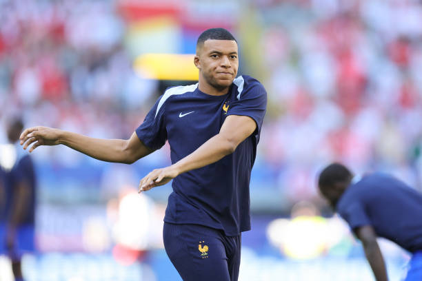 Trực tiếp Ph&aacute;p vs Ba Lan: Ng&ocirc;i sao mặt nạ Mbappe đ&aacute; ch&iacute;nh - Ảnh 1.