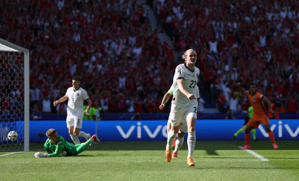 Trực tiếp Ph&aacute;p vs Ba Lan: Mbappe đeo mặt nạ thi đấu - Ảnh 1.