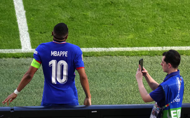 Trực tiếp Ph&aacute;p vs Ba Lan: Mbappe li&ecirc;n tục dứt điểm - Ảnh 1.