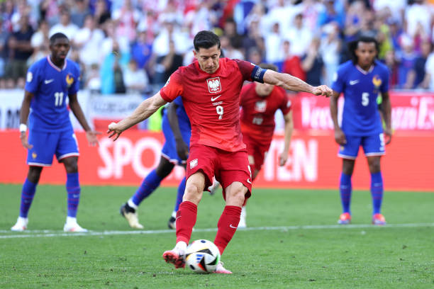 Trực tiếp Ph&aacute;p vs Ba Lan: V&Agrave;O!!! B&aacute;o thủ xuất hiện! Lewandowski lập c&ocirc;ng! - Ảnh 1.