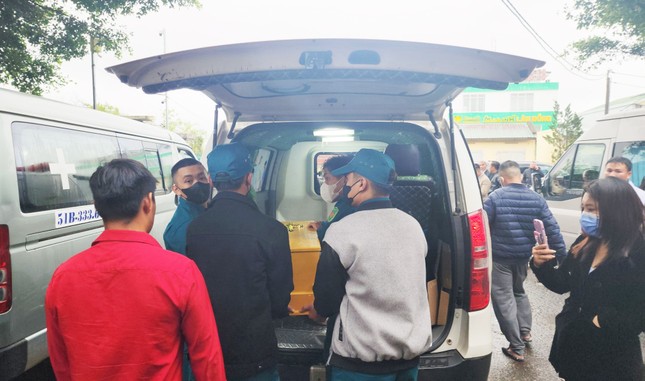 Vụ cháy ở Đà Lạt: Nhói lòng cảnh mẹ nằm xe cấp cứu đưa quan tài 3 con về quê - Ảnh 4.