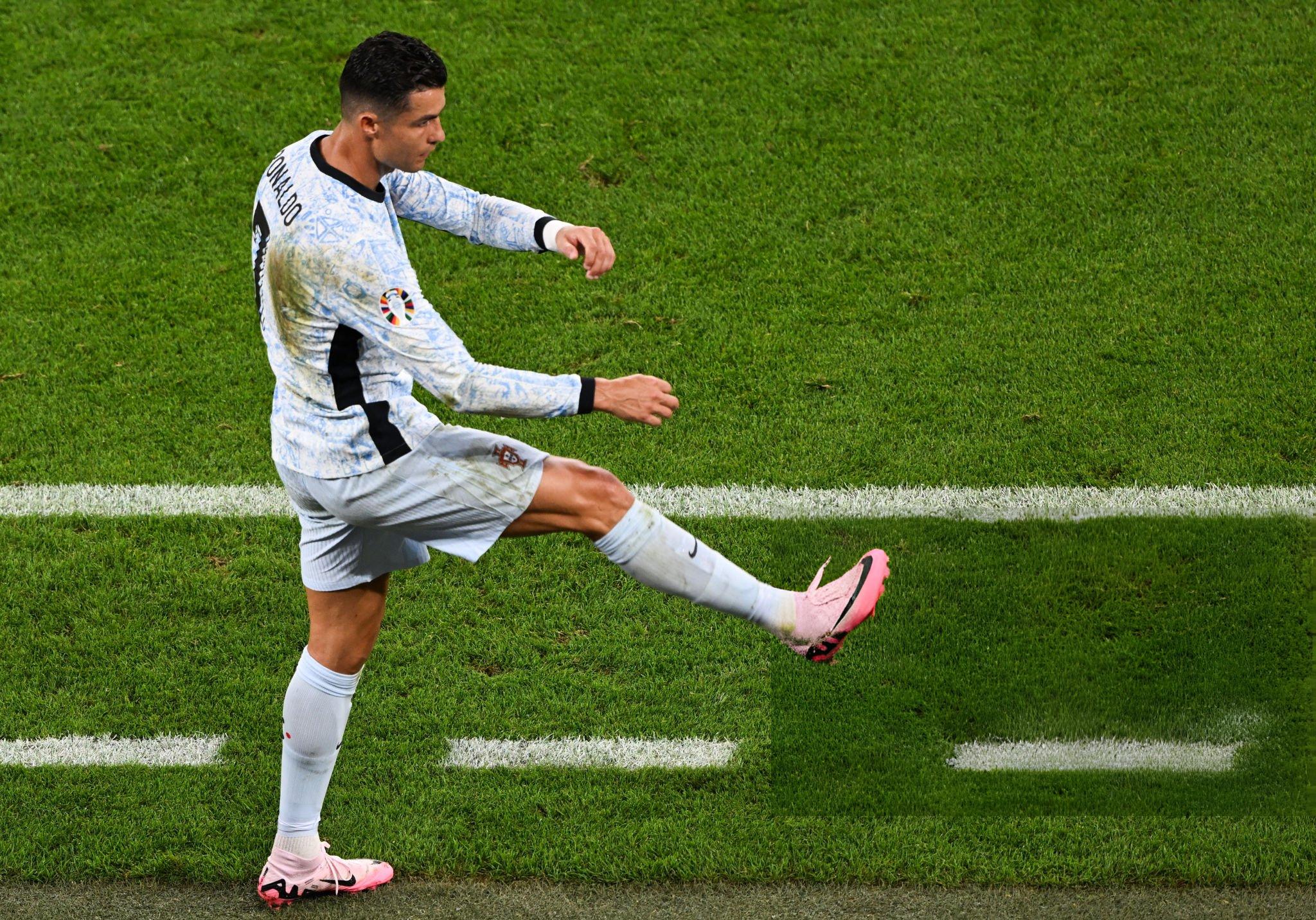Bị thay ra sớm, Ronaldo có hành động mất kiểm soát khiến fan bất bình
