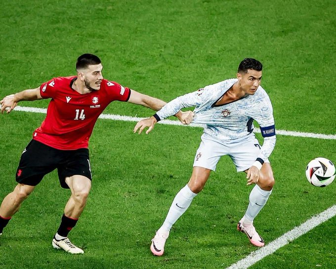 Bồ Đào Nha nhận thảm bại tại Euro 2024 trong ngày Ronaldo tịt ngòi và dính thẻ vàng vì phản ứng - Ảnh 1.