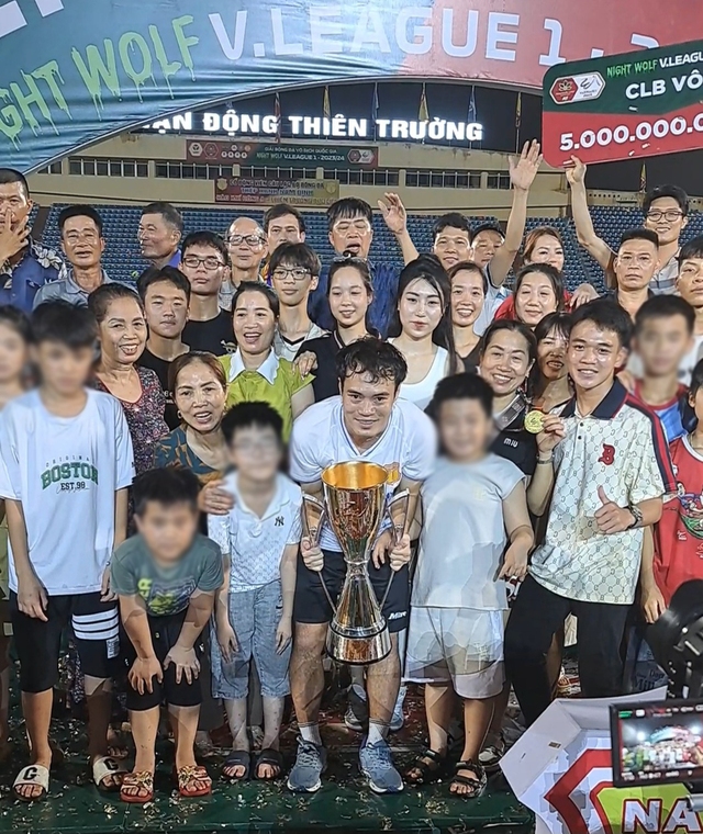 Văn Toàn gọi cả dòng họ đến mừng vô địch V.League, tiết lộ màn khoe cúp với Công Phượng - Ảnh 3.