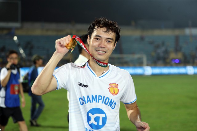 Văn Toàn gọi cả dòng họ đến mừng vô địch V.League, tiết lộ màn khoe cúp với Công Phượng - Ảnh 2.