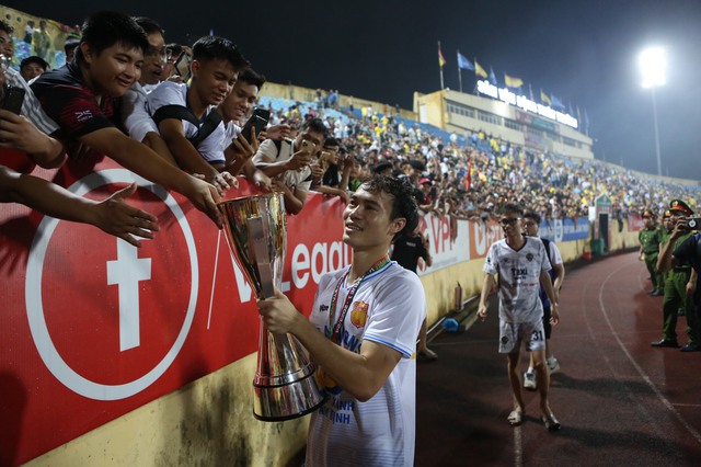 Văn Toàn gọi cả dòng họ đến mừng vô địch V.League, tiết lộ màn khoe cúp với Công Phượng - Ảnh 1.