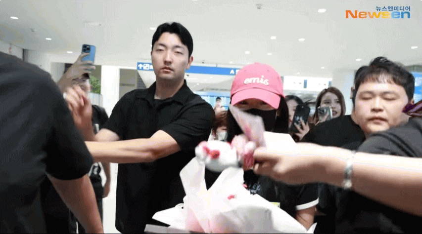 Jisoo livestream thất vọng vì bị người hâm mộ tấn công ở sân bay, có fan Việt còn ném quà vào nữ idol? - Ảnh 3.