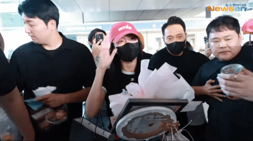 Jisoo livestream thất vọng vì bị người hâm mộ tấn công ở sân bay, có fan Việt còn ném quà vào nữ idol? - Ảnh 6.