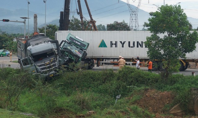 Tai nạn nghiêm trọng ở Đà Nẵng, xe đầu kéo lao vào xe tải - Ảnh 1.