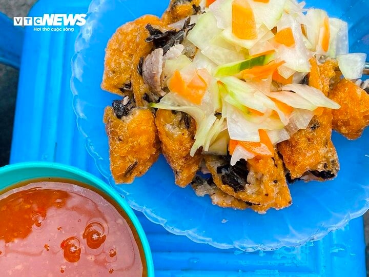 Quán bánh rán mặn hơn 30 năm ở Hồ Tây không biển hiệu vẫn hút khách