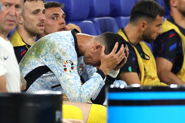 Video: Ronaldo cúi mặt rời sân sau trận đấu “thảm họa”, áp lực bủa vây trong lần cuối tham dự Euro - Ảnh 2.