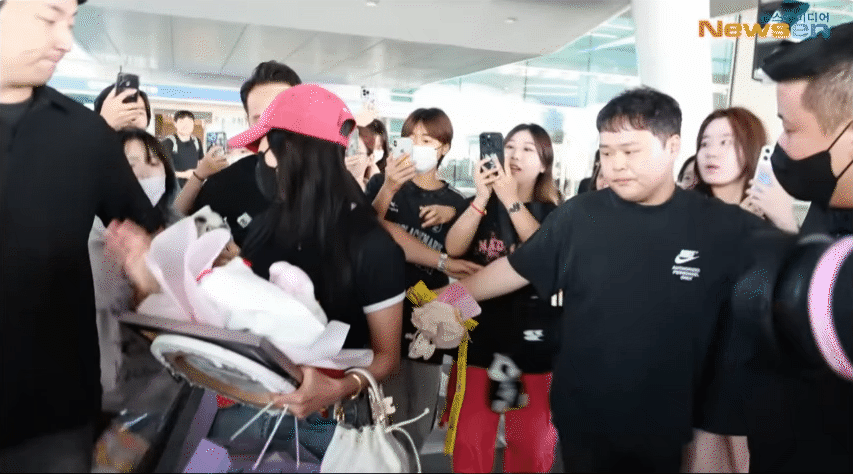Jisoo livestream thất vọng vì bị người hâm mộ tấn công ở sân bay, có fan Việt còn ném quà vào nữ idol? - Ảnh 5.