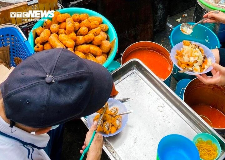 Quán bánh rán mặn hơn 30 năm ở Hồ Tây không biển hiệu vẫn hút khách