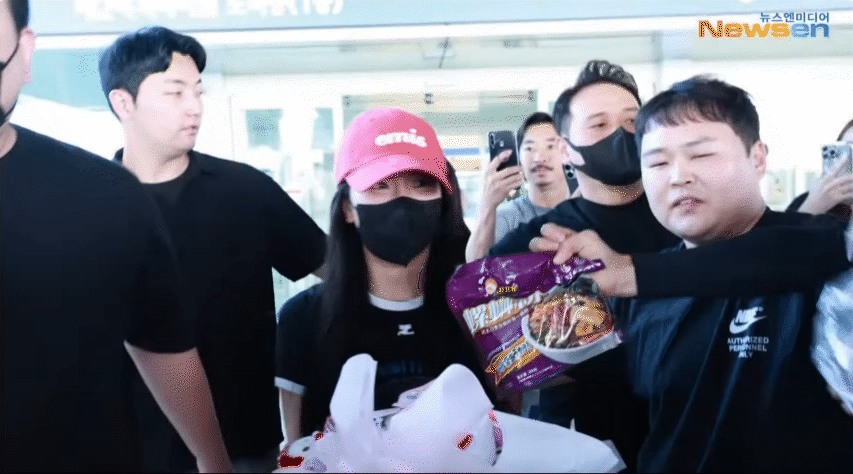 Jisoo livestream thất vọng vì bị người hâm mộ tấn công ở sân bay, có fan Việt còn ném quà vào nữ idol? - Ảnh 4.