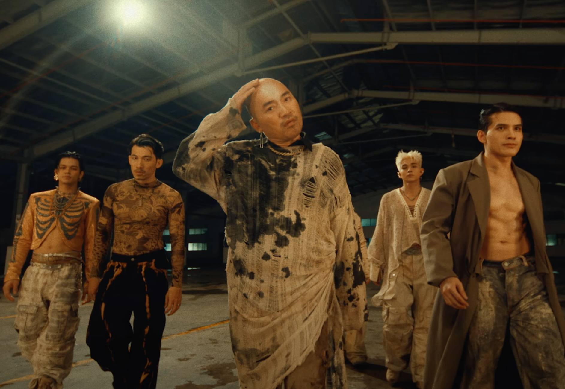 MV chủ đề Anh Trai Vượt Ngàn Chông Gai: Nhạc hay nhưng tạo hình sến sẩm MV chủ đề Anh Trai Vượt Ngàn Chông Gai: Nhạc hay nhưng tạo hình sến sẩm