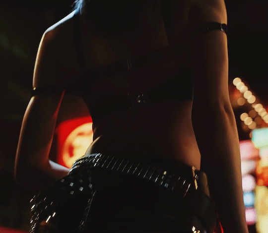 Lisa phô diễn body sexy “cháy mắt”, cảnh quay 360 độ cận võng lưng và vòng eo vô thực trong MV ROCKSTAR gây bão - Ảnh 2.