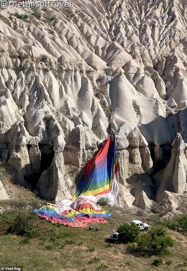 Video: Khoảnh khắc khinh khí cầu tại điểm du lịch nổi tiếng Thổ Nhĩ Kỳ bị rơi xuống vách đá, hàng chục du khách hoảng loạn - Ảnh 3.
