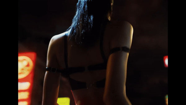 Lisa phô diễn body sexy “cháy mắt”, cảnh quay 360 độ cận võng lưng và vòng eo vô thực trong MV ROCKSTAR gây bão - Ảnh 3.