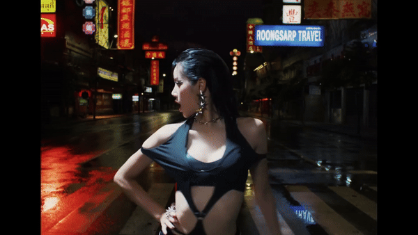 Lisa phô diễn body sexy “cháy mắt”, cảnh quay 360 độ cận võng lưng và vòng eo vô thực trong MV ROCKSTAR gây bão - Ảnh 4.