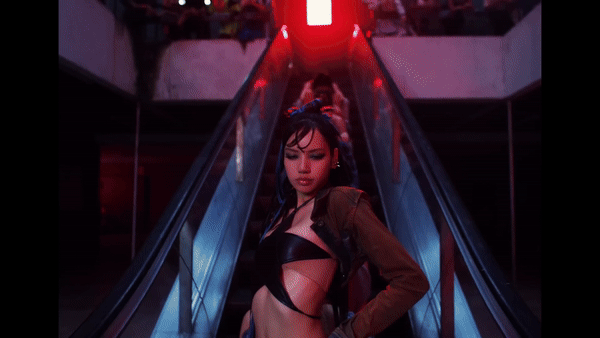 Lisa phô diễn body sexy “cháy mắt”, cảnh quay 360 độ cận võng lưng và vòng eo vô thực trong MV ROCKSTAR gây bão - Ảnh 7.