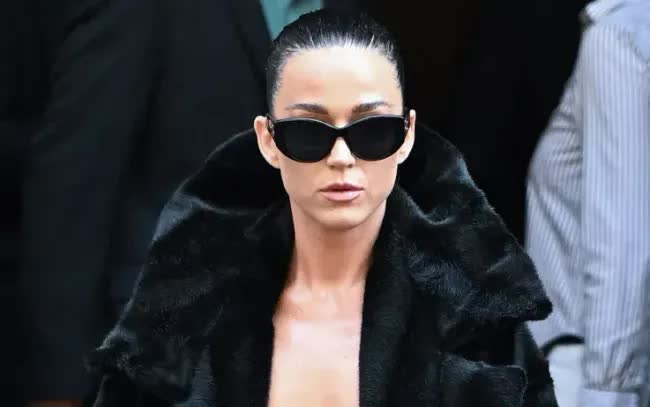 Katy Perry gây xôn xao tại Tuần lễ Thời trang Paris để quảng bá album mới - Ảnh 1.
