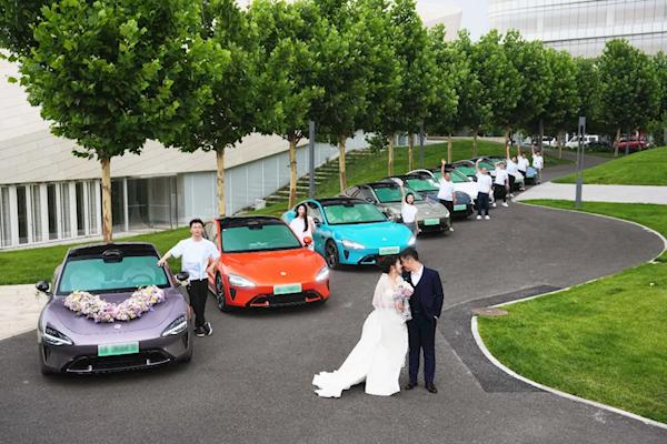 Chê Rolls-Royce và Bentley, cặp đôi này dùng Xiaomi SU7 làm xe hoa rước dâu: Dù không sang nhưng ai cũng phải ngước nhìn - Ảnh 4.