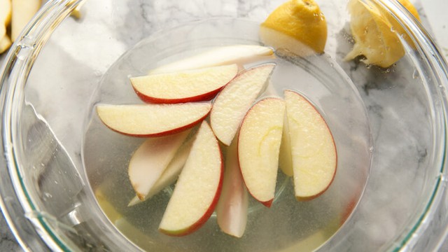 Gọt táo xong bị thâm thì có ăn được không? Mẹo khắc phục đơn giản mà hiệu quả, không phải ai cũng biết - Ảnh 3.