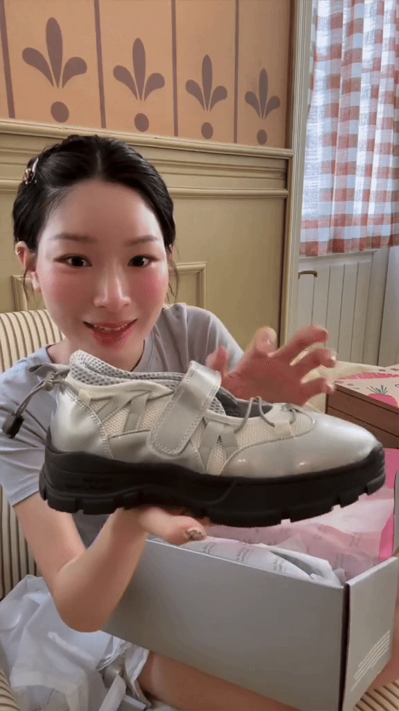 Gái Hàn cứ đến hè lại rủ nhau diện boots đi mưa, hóa ra đến từ brand Lisa lẫn Thạch Trang cùng mê tít - Ảnh 4.