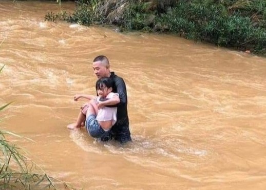 Thanh niên dũng cảm lao xuống dòng nước chảy xiết cứu bé gái - Ảnh 1.