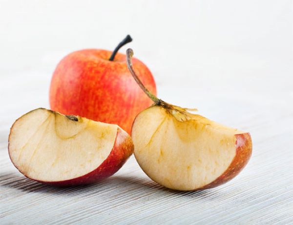 Gọt táo xong bị thâm thì có ăn được không? Mẹo khắc phục đơn giản mà hiệu quả, không phải ai cũng biết - Ảnh 2.