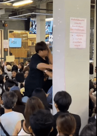 Fan và nhân viên đánh nhau ngay tại sự kiện hàng trăm người, phản ứng của BABYMONSTER gây chú ý - Ảnh 2.